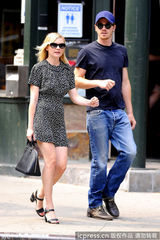 组图：邓斯特与男友享午后时光 印花紧身裙闪亮迷人