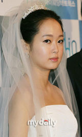 幻灯图集：韩星赵汉善完婚热吻新娘 金善雅等道贺