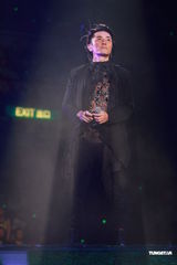 组图：郑伊健开唱遭催婚 女友蒙嘉慧到场欣赏