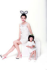 组图：杨雪携爱女登杂志封面