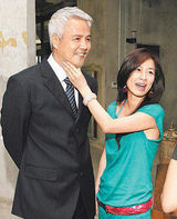 幻灯图：盘点明星坚贞爱情 患难真情相濡以沫