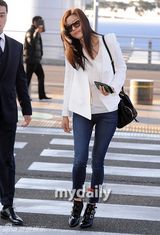 组图：金秀贤全智贤机场重聚 黑白配登对