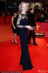 组图：女演员茱莉安-歌娜与《两条命》导演现身