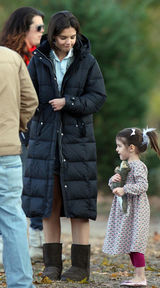 高清：3岁苏瑞凯蒂新片现场探班 改新发型频换潮鞋