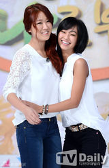 组图：金雅中等捧场慈善节目 SISTAR孝琳落泪