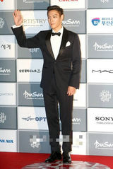 组图：釜山电影节开幕 TOP西装配小领结显帅气