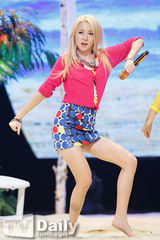 组图：EXO《MCD》华丽演出 2NE1回归登台