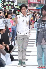 组图：严爵健身登高冒冷汗自嘲怕死