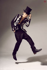 组图：至上励合曝光时尚写真 马雪阳随性拍摄