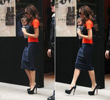 组图：维多利亚抱女儿现身 小7头戴蝴蝶结可爱