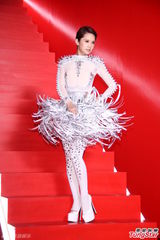 组图：杨丞琳穿华服亮相 尾椎伤势未复原