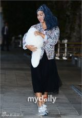 组图：SJ庆出道8周年机场上演变装秀 整疯粉丝