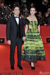 组图：章子怡荧光绿色长裙搭皮草优雅迷人