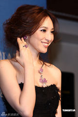 幻灯图：吴佩慈化身艺术大使 展演艺术珠宝气质高贵