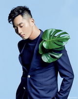 组图：李东学写真突破形象 卷发造型变个性型男