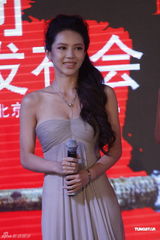 组图：《五星上将》关机 潘霜霜白色长裙美艳动人