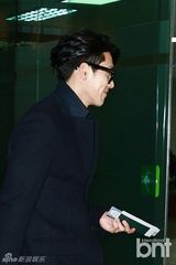 组图：玄彬黑衣现身机场展迷人笑容 赴日会粉丝