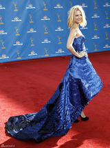 高清图：艾美奖红毯 詹纽瑞-琼斯蓬蓬裙秀美背