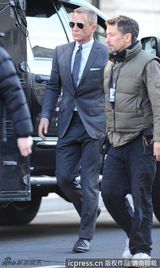 组图：朱迪-丹奇加盟《007》 丹尼尔-克雷格气场十足