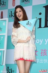 组图：陈庭妮小型庆生会 笑称要胡宇崴送礼物