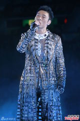 组图：big4开演唱会发红封包 互曝成员糗事