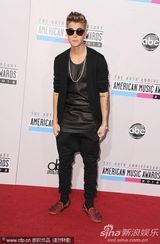 歌手Lucy Hale与最新一季美国偶像冠军Phillip 