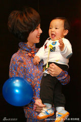 幻灯图：马景涛为次子庆生 幸福一家享欢乐时光