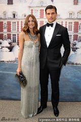 组图：安妮海瑟薇出席舞会 一袭洁白礼服如童话公主