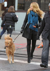 高清组图：布莱克-弗莱利街拍LOOK大衣围巾保暖