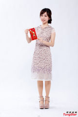 组图：吴丹妮淑女气质照曝光 手拿红包卖萌
