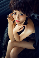 组图：于小磊性感写真妩媚动人 秀修长美腿