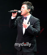 组图：韩女子组合Davichi开唱 T-ara等做嘉宾助阵