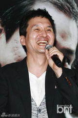 组图：《华颐》宣传 吕珍九抱粉丝亲密玩自拍