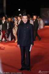 组图：《一九四二》剧组走红毯 张涵予西装帅气