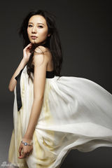 组图：邬靖靖少女气质 性感抹胸秀雅致女人味