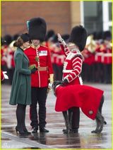 组图：凯特王妃怀孕见肚 亲自弯腰拔鞋跟