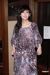 周慧敏彩裙优雅亮相 获绯闻旧爱黄凯芹献吻(图)