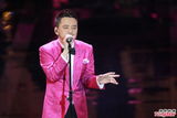 组图：黄耀明上台献唱缅怀张国荣梅艳芳