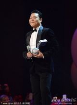 组图：鸟叔获最佳音乐录影带奖 风骚大跳骑马舞