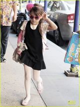 组图：前汤嫂凯蒂携女儿外出 女儿潮装抢镜