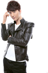 组图：邵斯文生日当天推写真 唱作型男年末华丽转身