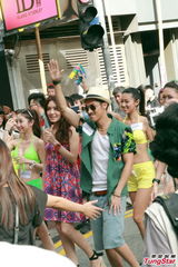 组图：官恩娜险露裙底风光 赞关楚耀胸肌结实