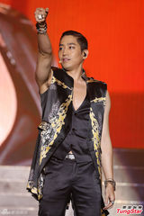 高清图：神话香港开场秀肌肉 配对比心致谢