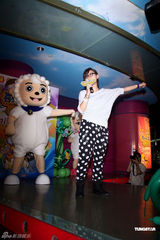 幻灯组图：周笔畅耍酷扮可爱 棒棒堂平底锅当贺礼 