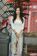 组图：徐若瑄为弟弟站台 白衣长裙文静优雅