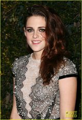 组图：斯图尔特亮相红毯 卷发烟熏妆慵懒十足