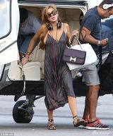 组图：林赛-罗韩露乳险走光 夜店与众男调情