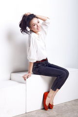 高清组图：秦岚初夏时尚大片 清纯淡雅晶莹动人