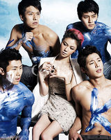 组图：韩星金玉彬与彩绘裸男拍写真 海蓝色调清凉