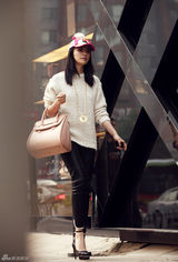 组图：姚晨时尚街拍四连发变身干练俏女郎